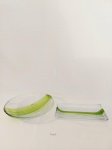 JOGO  COMPOSTO POR 1 CENTRO DE MESA E 1 PETISQUEIRA EM VIDRO GROSSO COM DETALHE VERDE.MEDIDA: CENTRO DE MESA 22,5 CM D X 5 CM DE ALTURA, PETISQUEIRA 21,5 CM DE COMPRIMENTO  X 12 CM DE LARGURA X 2 CM DE ALTURA