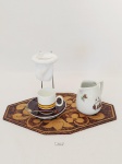 JOGO  4 peças , sendo  COM 1 COADOR DE CAFÉ COM SUPORTE E M METAL PRATEADO, 1 XÍCARA DE CAFÉ EM PORCELANA RENNER, 1 COLHER DE CAFÉ E 1 BANDEJA E 1 LEITEIRA EM PORCELANA VITORINO. BANDEJA 30 CM X 19 CM, COADOR SUPORTE 6 CM D 16 CM DE ALTURA, LEITEIRA 4 CM D 8,5 DE ALTURA, XÍCARA 4,5 D CM X 5 CM DE ALTURA, PIRES 10,5 CM D