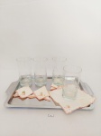 LOTE COMPOSTO POR 4 COPOS LONGOS PARA ÁGUA/ SUCO EM VIDRO, 4  PORTA COPOS COM BORDADO DE FLOR COM MARCAS DE USO E 1 BANDEJA EM INOX COM PEQUENAS AVARIAS  AMASSADOS. MEDIDA: COPO 7 CM D X 14 CM DE ALTURA, PORTA  COPOS 16 CM X 16 CM DE LARGURA, BANDEJA 33 CM X 22 CM