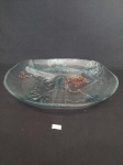 GRANDE PETISQUEIRA EM VIDRO COM DECORAÇÃO DE FOLHAS E FRUTAS NO TONS DE VERDE E LARANJA COM 3 DIVISÕES. MEDIDA: 35 CM D X 4 CM DE ALTURA