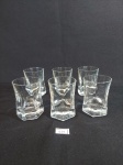 6 COPOS PARA APERITIVO EM VIDRO TRANSLÚCIDO FACETO. 4 CM D X 6 CM DE ALTURA