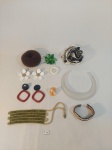 LOTE DE BIJUTERIAS COM 1 GARGANTILHA EM ACRÍLICO,2 PARES DE BRINCO SENDO 1 EM FORMATO DE FLOR E 1 DE FORMAS GEOMETRICAS NOS TONS DE VERMELHO E PRETO, 1 ANEL, 2 BRACELETES, 2 PRESILHAS DE CABELO EM FORMA DE FLOR E 2 LAÇOS DE CABELO. MEDIDA: MAIOR GARGANTILHA 14,5 CM D, MENOR ANEL 4  CM DE COMPRIMENTO