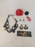 LOTE DE BIJUTERIAS COMPOSTO POR 1 COLAR PRETO ESCRITO RO BERGARA, 2 PARES DE BRINCO, 1 PRESILHA DE CABELO EM FORMATO DE FLOR, 1 PULSEIRA COM DETALHES FLORAIS, 1 BRINCO GRANDE VERMELHO E 1 BROCHE EM FORMATO DE FLOR. MEDIDA: MAIOR COLAR 28 CM DE COMPRIMENTO, MENOR BROCHE 7 CM D