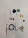 LOTE DE BIJUTERIAS COMPOSTO POR 2 COLARES, 1 BRACELETE, 2 PRESILHAS DE CABELO, 2 PARES DE BRINCO, 2 ANEIS, 1 BROCHE E 1 ENFEITE EM FORMATO DE FLOR EM DIVERSOS MODELOS E MATERIAIS.MEDIDA: MAIOR COLAR 43,5 CM DE COMPRIMENTO,MENOR ENFEITE DE FLOR 3 CM D