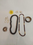LOTE DE BIJUTERIAS COMPOSTO POR 2 COLARES, 3 PRESILHAS DE CABELO EM FORMATO DE FLOR, 1 BRACELETE, 1 PINGENTE EM METAL E 1 PAR DE BRINCOS ADAPTADOS, EM TAMANHOS E MODELOS DIVERSOS.MEDIDA: MAIOR COLAR 35 CM DE COMPRIMENTO, MENOR PRESILHA 4,5 CM DE COMPRIMENTO.