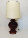 BELÍSSIMA ABAJUR  LUMINÁRIA EM CERÂMICA VIDRIFICADA NO TOM MARROM COM CÚPULA, COM MARCAS DO TEMPO.MEDIDA: SEM CÚPULA 50,5 CM DE ALTURA X 22 CM D,79 CM DE ALTURA