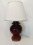 BELÍSSIMA  ABAJUR EM CERÂMICA VIDRIFICADA NO TOM MARROM COM CÚPULA, COM MARCAS DO TEMPO.MEDIDA: SEM CÚPULA 50,5 CM DE ALTURA X 22 CM D X 74 CM COM A CÚPULA. ACOMPANHA CUPULA