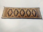ANTIGO TAPETE  PASSADEIRA PARA MÓVEL, APRESENTA MARCAS DO TEMPO. MEDIDA: 94 CM DE COMPRIMENTO X 32 CM DE LARGURA