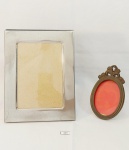 LOTE COMPOSTO POR 2 PORTA RETRATOS SENDO 1 EM FORMATO RETANGULAR EM METAL PRATEADO E 1 EM BRONZE EM FORMATO OVAL RICAMENTE TRABALHADO FALTANTO A PARTE DE TRÁS QUE SEGURA O VIDRO, APRESENTA MARCAS DO TEMPO. RETANGULAR 23 CM DE ALTURA X 18 CM DE LARGURA, OVAL 14 CM DE ALTURA X 8,5 CM DE LARGURA