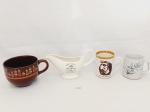 LOTE 4 PEÇAS  COMPOSTO POR 2 CANECAS EM CERÂMICA SENDO UMA ESCRITO BRITAIN OXFORD BARGOPLES E UMA COM DECORAÇÃO FLORAL, 1 MOLHEIRA SWEET HOME EDU GUEDES E UMA GRANDE CANECA JUMBO OXFORD/SA 740 ML COM DECORAÇÃO FLORAL. MEDIDA: MAIOR CANECA JUMBO 13 CM D X 9,5 CM DE ALTURA, MENOR 8 CM X 8,5 CM DE ALTURA
