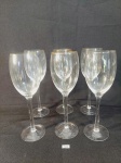 JOGO COM 6 TAÇAS DE VINHO BRANCO EM CRISTAL COM BORDA DOURADO, COM DESGASTE NO DOURADO DA BORDA. MEDIDA: 5,5 CM D X 21 CM DE ALTURA