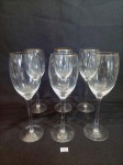 JOGO COM 6 TAÇAS DE VINHO BRANCO EM CRISTAL COM BORDA DOURADO, COM DESGASTE NO DOURADO DA BORDA. MEDIDA: 5,5 CM D X 21 CM DE ALTURA