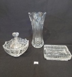 LOTE COMPOSTO POR 1 BOMBONIERE WOLFF EM CRISTAL , 1 VASO EM CRISTAL LAPIDADO COM DETALHES DE FLORES E 1 CINZEIRO EM CRISTAL RICAMENTE LAPIDADO. MEDIDA: MAIOR VASO 10 CM D X 19,5 CM DE ALTURA, MENOR CINZEIRO 11,5 CM X 8,5 CM DE LARGURA X 2,5 CM DE ALTURA