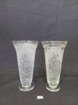 PAR DE TULIPAS EM VIDRO COM DETALHE FLORAL TONALIDADE ROSA  .MEDIDA: 8,5 CM D X 17 CM DE ALTURA