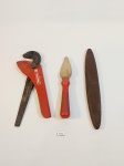 LOTE   FERRAMNETAS COMPOSTO POR 1 ALICATE PARA CANO/CHAVE DE GRIFO TRAMONTINA, PEDRA PARA AFIAR COM CABO E 1 PEDRA PARA AMOLAR LÂMINAS MARCADO CICLEY, COM MARCAS DE USO. MEDIDA: ALICATE 22,5 CM DE COMPRIMENTO, PEDRA PARA AFIAR 18,5 CM DE COMPRIMENTO, PEDRA PARA AMOLAR  23,5 CM DE COMPRIMENTO.