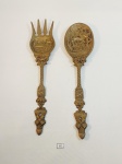 ADORNO  PAR DE TALHERES HOLANDESES COMPOSTOS POR 1  COLHER DECORATIVA PARA , EM ALTO RELEVO E GRANDE GARFO DECORATIVO PARA PAREDE EM BRONZE, COM DETALHES EM ALTO RELEVO,. MEDIDA: COLHER  36,5 CM DE COMPRIMENTO, GARFO 38 CM DE COMPRIMENTO
