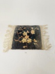 ANTIGO TAPETE PARA MÓVEL COM FRANJAS, DECORADOS COM FLORES APRESENTAM MARCAS DO TEMPO E DESFIADOS. MEDIDA:  COM FRANJA 50 CM DE COMPRIMENTO, SEM FRANJA 33,5 CM DE COMPRIMENTO X 31 CM DE LARGURA