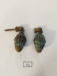 ANTIGO PAR DE PUXADORES EM BRONZE EM FORMATO DE PINHA, COM MARCAS DO TEMPO E DESGATES. MEDIDA:  COMPRIMENTO COM PARAFUSO 10 CM X  6 CM DE ALTURA, SEM PARAFUSO 7 CM DE COMPRIMENTO.
