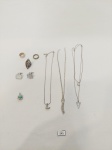 LOTE DE BIJUTERIAS COMPOSTO POR 3 COLARARES EM METAL PRATEADO, 2 ABOTOADURAS, 1 PIGENTE E 3 ANEIS EM METAL PRATEADO.MEDIDA: 25,5 CM DE COMPRIMENTO, MENOR PINGENTE 2 CM