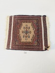 ANTIGO TAPETE PARA MÓVEL RICAMENTE DETALHADO NO TOM DE MARROM E BEGE, APRESENTA MARCAS DO TEMPO. MEDIDA:COM FRANJA 40 CM DE COMPRIMENTO, SEM FRANJA 35 CM X 31 CM DE LARGURA