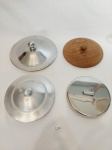 LOTE COMPOSTO POR 4 TAMPAS PARA PANELA EM DIVERSOS TAMANHOS E MODELOS SENDO 3 EM METAL PRATEADO E 1 EM MADEIRA, COM MARCAS DE USO E AMASSADO. MEDIDA: MAIOR 26,5 CM D, PARTE INTERNA 25 CM D, 9 CM DE ALTURA, DE MADEIRA 22 CM D, PARTE INTERNA 17,5 CM D 5,5 CM DE ALTURA, MÉDIA 8 CM DE ALTURA, 19,5 CM D, MENOR 18 CM D, 3 CM DE ALTURA
