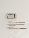 JOGO  MANTEIGA RETANGULAR EM ÇA O INOX  HERCULES MODELO RISCADINHO ACOMPANHA 3  ESPATULAS PARA MANTEIGA EM INOX HERCULES MODELO RISCADINHO.MEDIDA: MANTEGUEIRA 9 CM X 7 CM DE LARGURA, ESPATULA 13 CM DE COMPRIMENTO