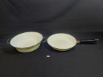 JOGO DE 2 PANELAS SENDO 1 FRIGIDEIRA E  CAÇARROLA SEM TAMPA EM ÁGATA NOS TONS DE BRANCO E AMARELO, COM MARCAS DO TEMPO . MEDIDA: CAÇARROLA  23,5 CM D X 6,5 CM DE ALTURA, FRIGIDEIRA 23 CM D X 4 CM DE ALTURA