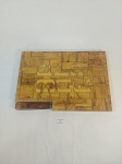 TÁBUA  JUDAICA EM MADEIRA, FACA DE PAO PARA CHALA. MEDIDA: 34 CM DE COMPRIMENTO X 23 CM DE LARGURA, FACA 33 CM DE COMPRIMENTO. A TABUA APRESENTA DESGASTE DE USO