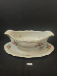 ANTIGA MOLHEIRA EM PORCELANA POLONESA, COM DECORAÇÃO FLORAL E FRISO DOURADO. MEDIDA: 21 CM X 9,5 CM DE LARGURA X 8,5 CM DE ALTURA X BASE 24 CM DE COMPRIMENTO  X 16 CM DE LARGURA