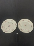 2 PRATOS RASOS EM PORCELANA POLONESA TIELSCH WALBRZYCH COM DECORAÇÃO FLORAL FRISO DOURADO E BORDAS ONDULADAS. MEDIDA: 25 CM D