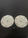 2 PRATOS RASOS/DECORATIVOS EM PORCELANA POLONESA TIELSCH WALBRZYCH COM DECORAÇÃO FLORAL FRISO DOURADO E BORDAS ONDULADAS, OS DOIS APRESENTAM BICADO. MEDIDA: 25 CM D