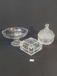 LOTE COM 3 PEÇAS SENDO EM VIDRO SENDO 1 BOMBONIER RICAMENTE TRABALHADA, 1 CAIXA  COM DETALHE RECORTADO COM PEQUENO BICADO E 1 BALEIRO COM RESTAURO.MEDIDA: BOMBONIER 13,5 CM DE ALTURA COM TAMPA, SEM TAMPA 5,5 CM DE ALTURA X 10 CM D, BALEIRO 15,5 CM D X 9 CM DE ALTURA, CAIXA 5 CM DE ALTURA COM TAMPA X 9 CM DE LARGURA