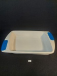 TRAVESSA RETANGULAR EM  REFRATARIA PORCELANA COM ALÇAS PEGA EMBORRACHADAS , COM DETALHE RANHURAS HORIZONTAIS NA PARTE EXTERNA.  MEDIDA: 34,5 CM DE COMPRIMENTO COM ALÇA X 20 CM DE LARGURA X 6 CM DE ALTURA