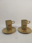 2 XÍCARAS DE CAFE  COM PIRES EM CERÂMICA DECORADO COM DESENHOS RUPESTRES ARTE DA SERRA DA CAPIVARA, - MARANHAO . MEDIDA: XÍCARA 6,5 CM D X 10, 5 CM DE ALTURA, PIRES 14,5 CM D