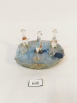 DELICADO ENFEITE EM CRISTAL REPRESENTANDO 3 PASSÁROS E  SOB  BASE PEDRA NATURAL NO TOM DE AZUL ,. MEDIDA: 5 CM DE ALTURA X 7 CM DE COMPRIMENTO X 6 CM DE LARGURA