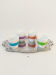 JOGO  4 COPINHOS   PARA CAFE EM PORCELANA BRANCA COM DETALHE NOS TONS DE AZUL, ROXO, VERDE E VERMELHO EMBURRACHADOS MCADA E BANDEJA EM METAL PRATEADO TRABALHADO. MEDIDA: COPOS 6,5 CM D X 7 CM DE ALTURA, BANDEJA 33,5 CM DE COMPRIMENTO COM ALÇA X 20 CM DE LARGURA