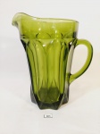 JARRA PARA ÁGUA/SUCO EM VIDRO NO TOM VERDE COM LAPIDAÇÃO MOTIVOS GEOMÉTRICOS DEDÃO, DÉCADA DE 40. MEDIDA: 20 CM DE ALTURA X 15 CM X12 CM