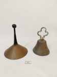 2 SINETAS DE MESA  SENDO 1 EM METAL ACOBREADO PEGA EM MADEIRA  COM BASE CÔNICA E 1 EM BRONZE COM CABO EM FORMATO DE TREVO. MEDIDA: MAIOR 12 CM DE ALTURA X 10 CM D, MENOR 11 CM X 7,5 CM D