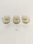 6 TAÇAS DE APERITIVO EM VIDRO NA COR FUME . MEDIDA: 5 CM D X 8 CM DE ALTURA