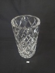 BELÍSSIMO VASO EM GROSSO GRISTAL LAPIDAÇÃO LOSANGO.MEDIDA: 13,5 CM D X 27,5 CM DE ALTURA