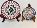 2 DE PRATOS DECORATICOS JUDAICOS EM CERÂMICA ARTEZANAL  MULTICOLORIDO, MARCADO A. ALVARES. MEDIDA: MAIOR 16 CM D, MENOR 11,5 CM D
