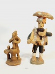2 ESCULTURAS EM BARRO COZIDO  SENDO 1 ASSINADO LENINHA RETRATANDO FIGURA FEMININA COM PILÃO E OUTRA REPRESENTANDO UM HOMEM COM ROUPAS TÍPICAS E INSTRUMENTO MUSICAL . MEDIDA:  HOMEM 19 CM DE ALTURA X BASE 5,5 CM X 5,5 CM, MULHER 12,5 CM X BASE 7 CM X 6 CM