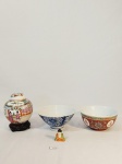 LOTE ORIENTAL COM 4 PEÇAS, SENDO 2 BOWLS EM PORCELANA EM 2 MODELOS DIFERENTES, 1 PEQUENA ESCULTURA DE BUDA, 1 POTICHE COM TAMPA EM PORCELANA CHINESA E  PEANHA EM MADEIRA.MEDIDA: MEDIDA: BOWL MAIOR CM D X  CM DE ALTURA, BOWL MENOR  CM D X  5,5 CM DE ALTURA, POTICHE 8,5 CM DE ALTURA X 3 CM D, BUDA 3 CM, PEANHA 4 CM X 2,5 CM DE ALTURA