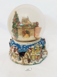 CAIXA DE MUSICA NATALINA  EM FORMA DE GLOBO  COM BASE RICAMENTE DECORADA. MEDIDA: 20 CM DE ALTURA X BASE 18 CM D