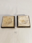 2 CINZEIROS EM MARMORE NOS TONS DE BEGE E PRETO, COM MARCAS DO TEMPO. MEDIDA: 13 CM X 13 CM DE LARGURA