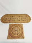 LOTE COMPOSTO POR 1 CAMINHO DE MESA E 1 TOALHA PARA MÓVEL BELGAS EM 80% VISCOSE, 17 %, 3% LUREX. MEDIDA: CAMILHO 84 CM X 34 CM DE LARGURA,  TOALHA 33 CM X 35 CM
