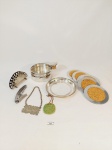 KIT BAR COM 13 PEÇAS SENDO 6 PORTA COPOS EM CORTIÇA E METAL, 1 SUPORTE PARA GARRAFA EM METAL,1 PORTA GARRAFA COM 1 ROLHA, 2 MARCADORES PARA GARRAFA DE BEBIDAS, 1 ABRIDOR DE GARRAFA  1 PORTA GUARDANAPO EM  PRATA 90. MEDIDA: PORTA GARRAFA 11 CM DX 5 CM DE ALTURA, ABRIDOR 11 CM DE COMORIMENTO, SUPORTE 14 CM D, PORTA COPOS 10 CM D, PORTA GUARDANAPO 5,5 CM X 11 CM DE LARGURA, MARCADOR 15,5 CM DE ALTURA, MARCADOR MENOR 10,5 CM DE ALTURA
