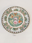 PRATO DECORATIVO EM PORCELANA CHINESA COM PINTURA Á MÃO COM MOTIVOS FLORAIS E BORBOLETAS, BORDAS DECORADAS COM PADRÕES GEOMETRICOS, COM BICADO.MEDIDA:24,5 CM D