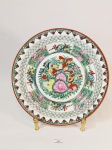 PRATO DECORATIVO EM PORCELANA CHINESA COM PINTURA Á MÃO COM MOTIVOS FLORAIS E BORBOLETAS, BORDAS DECORADAS COM PADRÕES GEOMETRICOS, COM BICADO.MEDIDA:25,5 CM D