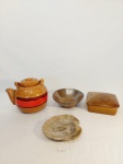 LOTE COM POSTO POR 4 PEÇAS SENDO 1 BULE DE CHÁ  EM CERÂMICA NO TOM DE MARROM E VERMELHO, 1 BOWL EM CERÂMICA MARROM, 1 CAIXA EM CERÂMICA MARROM PINTADA À MÃO E 1 PETISQUEIRA EM FORMATO DE FOLHA. MEDIDA: BULE 15,5 CM DE ALTURA X 7 CM D, BOLW 16 CM D X 5,5 CM DE ALTURA, CAIXA 13 CM X 5 CM DE ALTURA, PETISQUEIRA 14 CM X 13 CM X 2,5 CM DE ALTURA